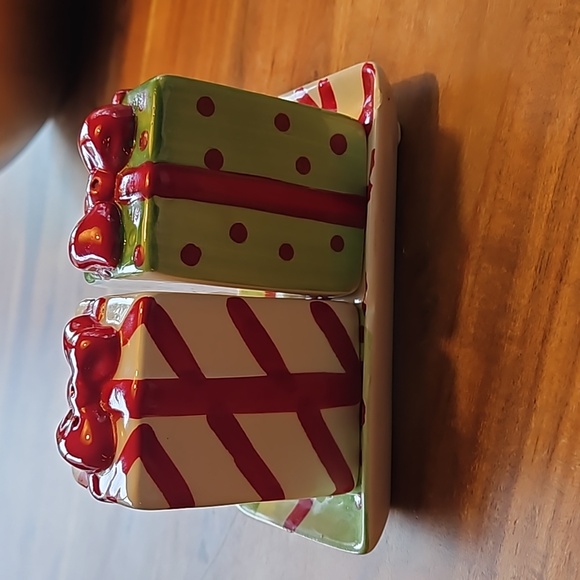 Vintage gift wrap present salt and pepper shakers with dish - Picture 1 of 10